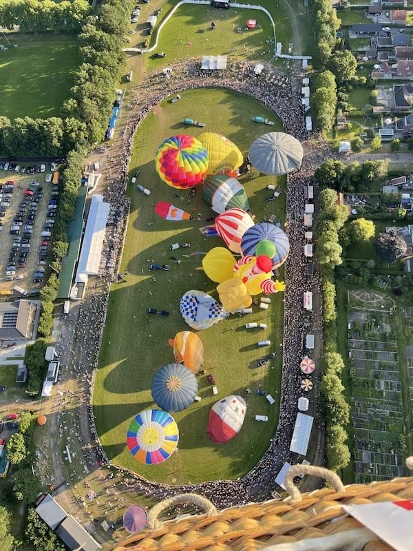 ballonvaren tijdens een ballonfestival