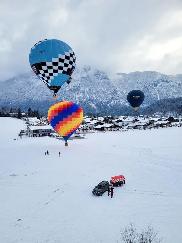 ballon in de sneeuw